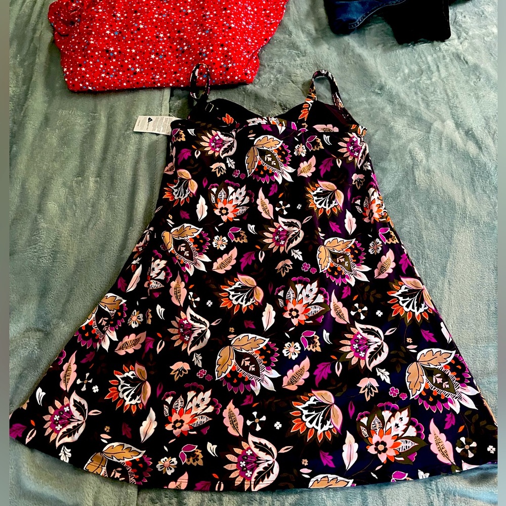 Lands End women’s skirt swimsuit NEW, no tags. Can be bought individually.